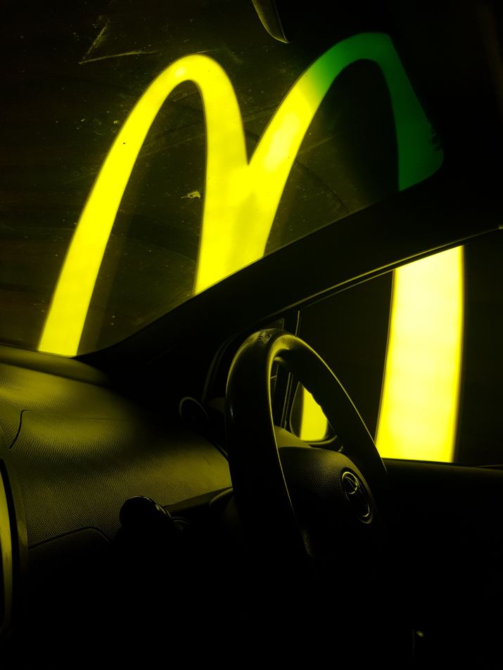 Coche y logo McDonald's