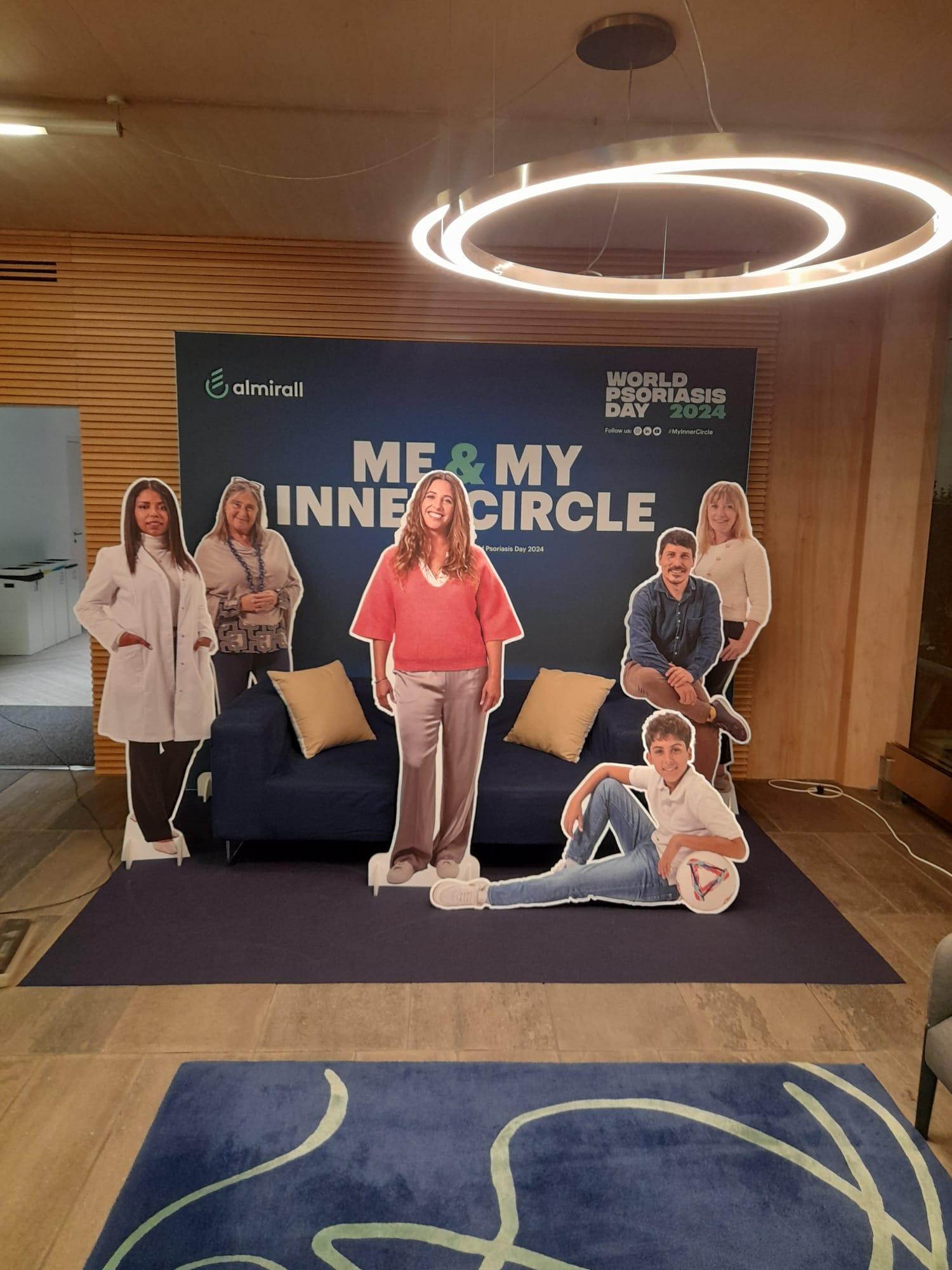 Comparativa de lona mesh i lona sòlida en instal·lació publicitària