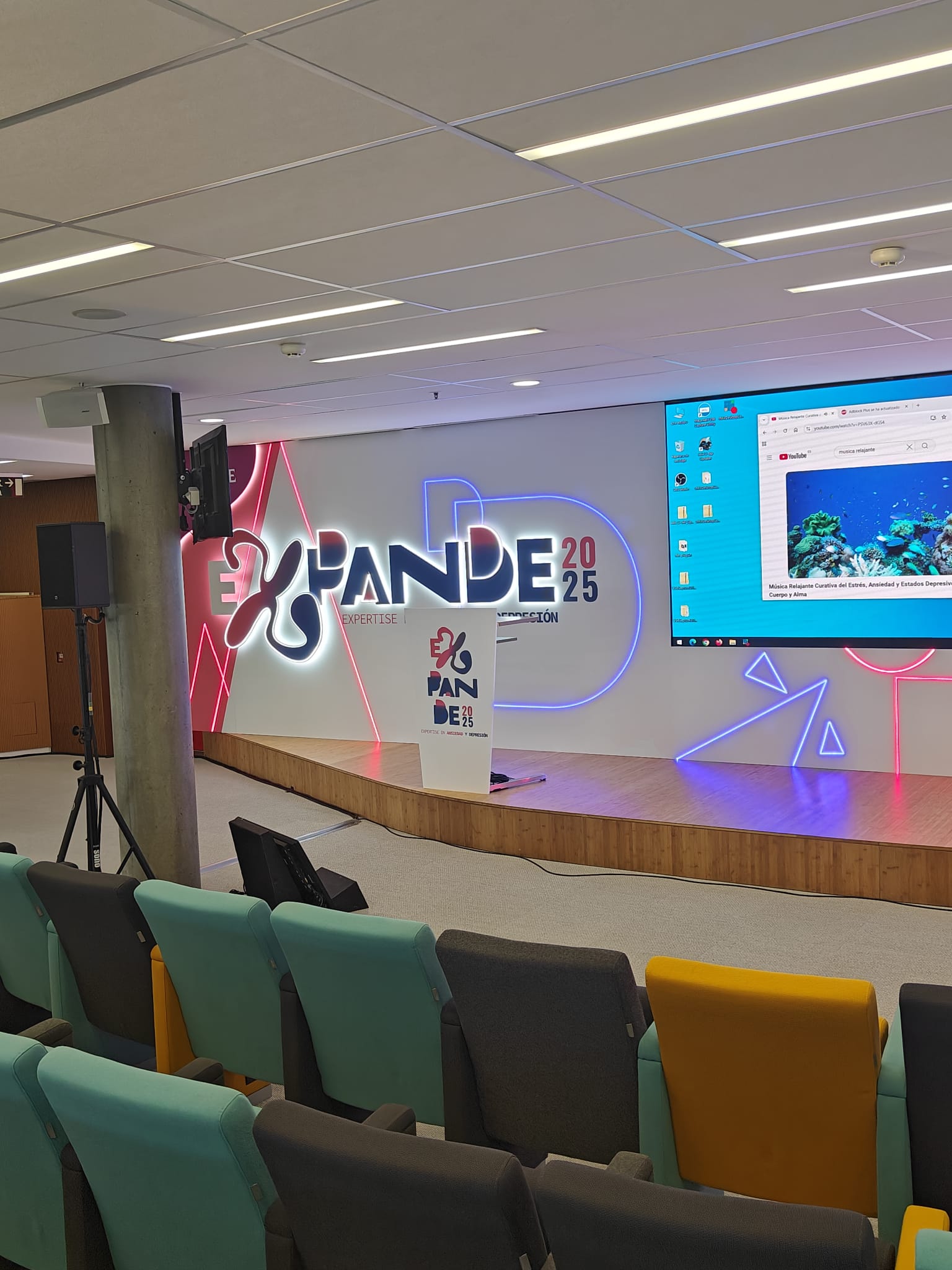 Materials d'estand firal: estructura, gràfica i il·luminació