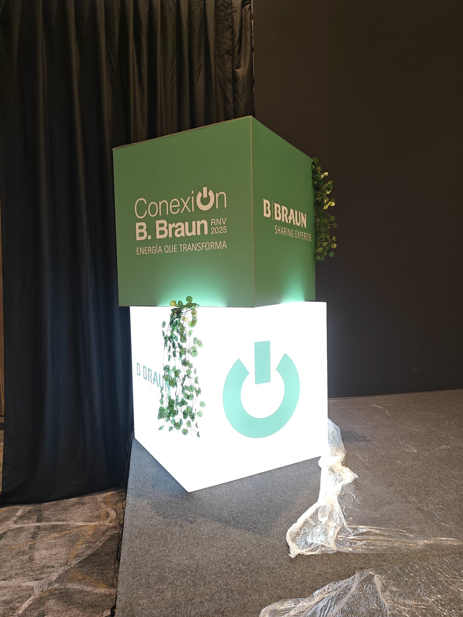 Comparativa entre rètol lluminós i rètol no lluminós