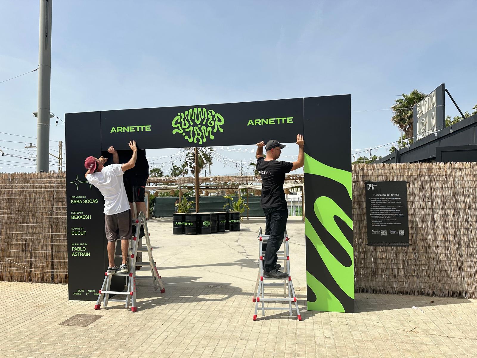 Lona publicitària de gran format instal·lada a l'exterior