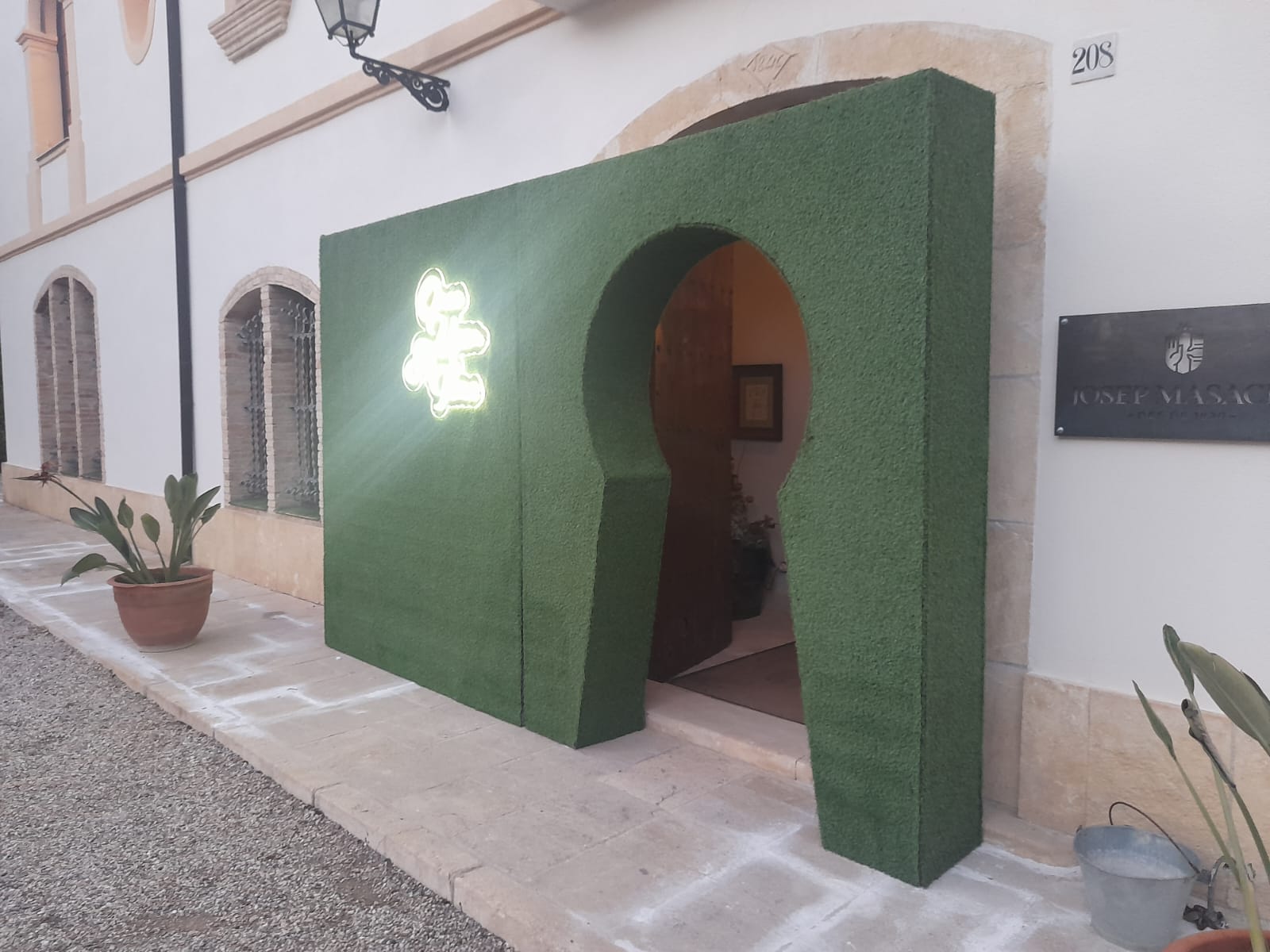 Vinil microperforat aplicat a vidre d'aparador