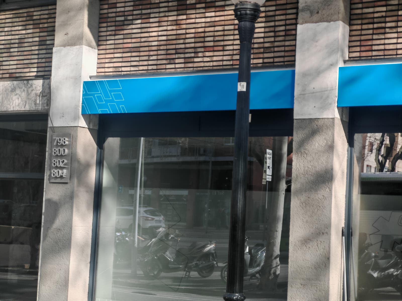 Detalle de patrón geométrico en extremo de marquesina Ambulàncies Tomàs