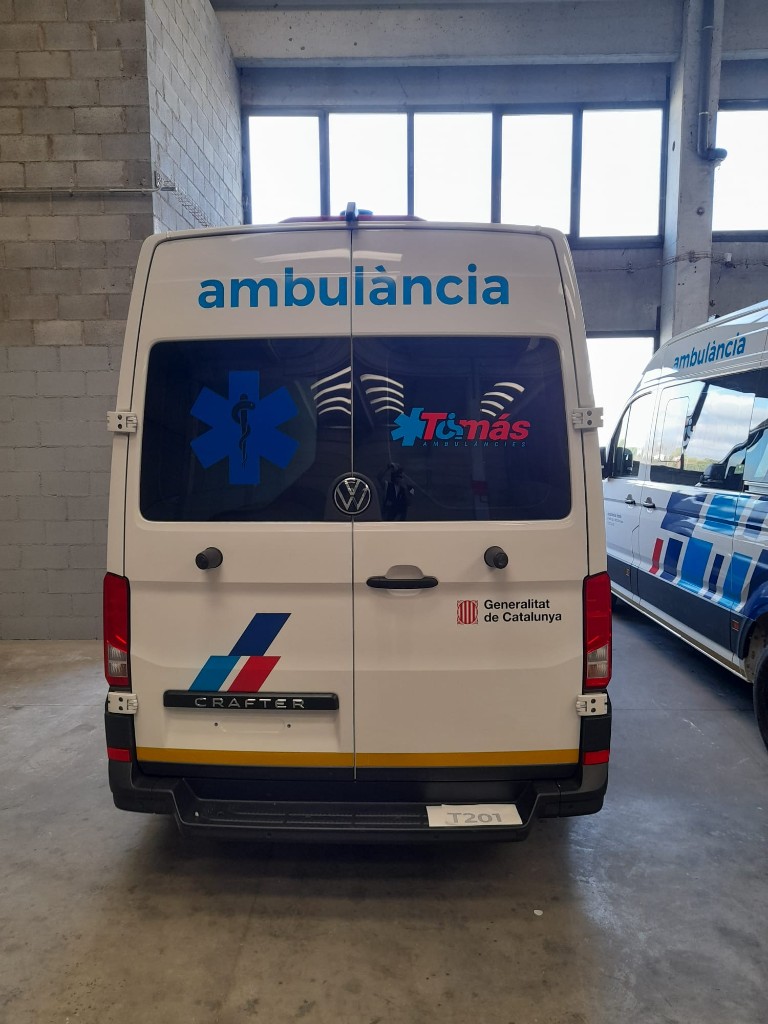 Vista trasera de ambulancia Ambulàncies Tomàs con señalización y branding corporativo