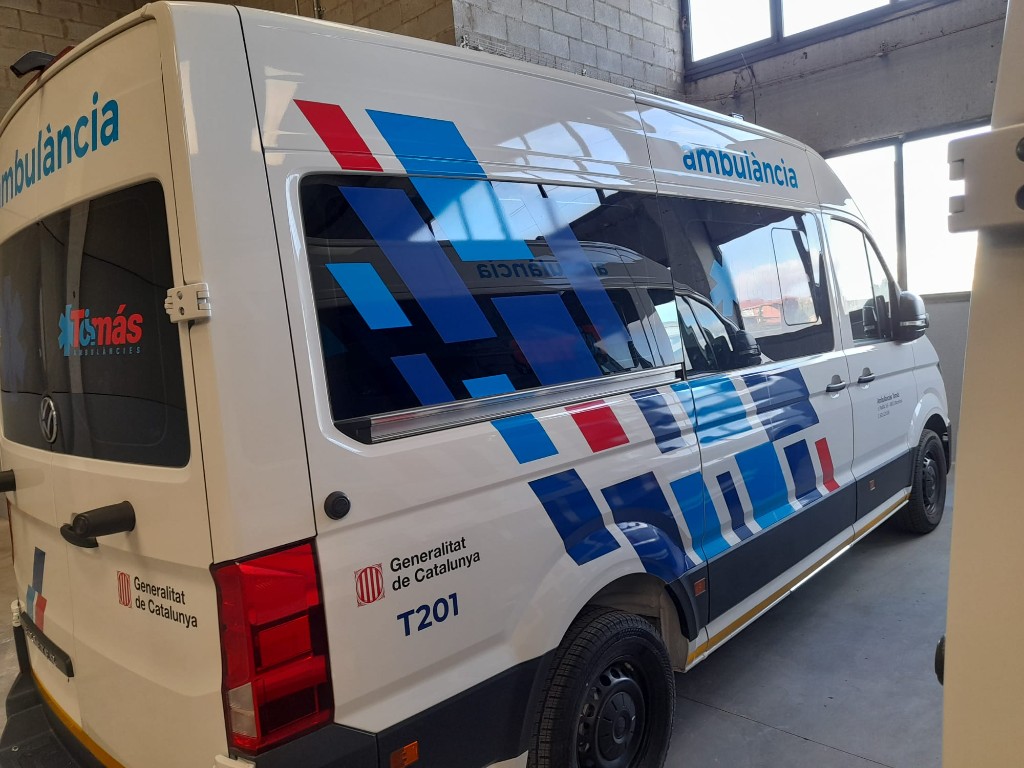 Perspectiva trasera lateral de ambulancia con vinilado integral de flota