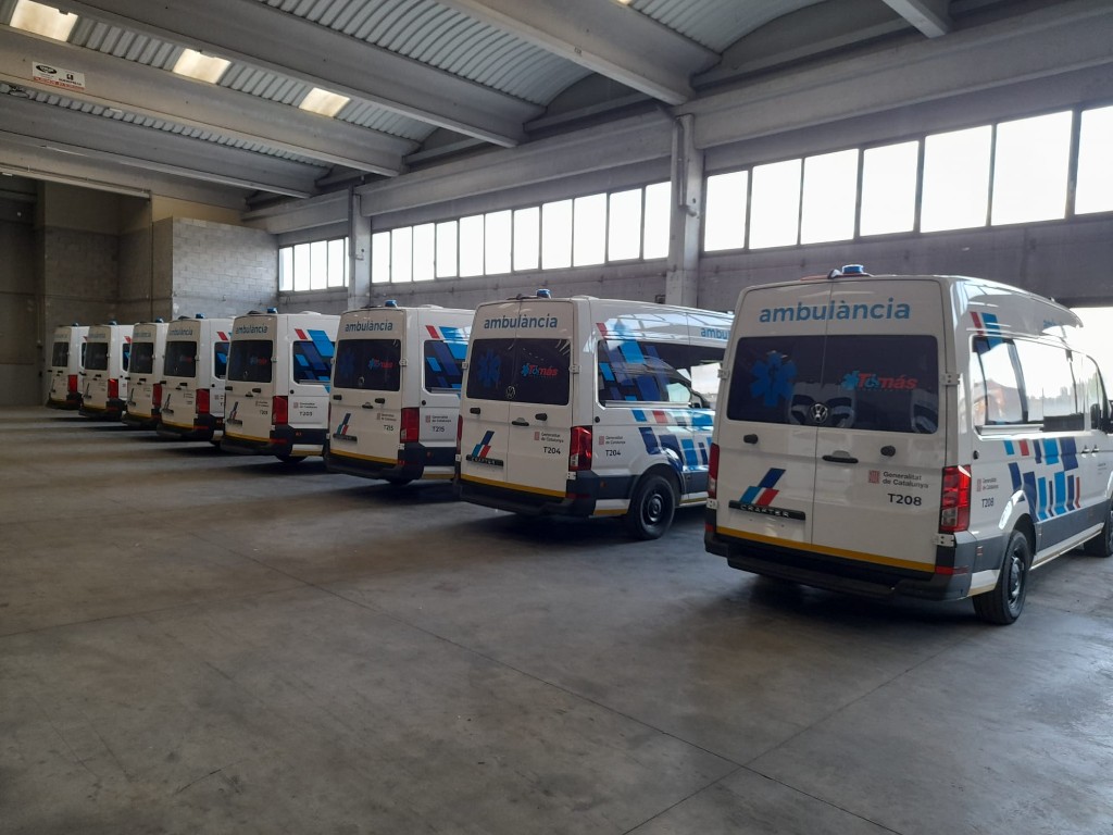 Flota de ambulancias Ambulàncies Tomàs rotulada por Unical Graphic en nave de entrega