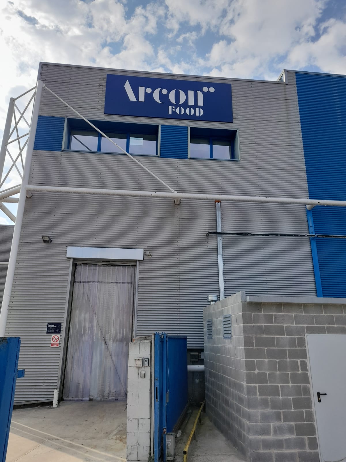 Señalética Arcon Food detalle de instalación