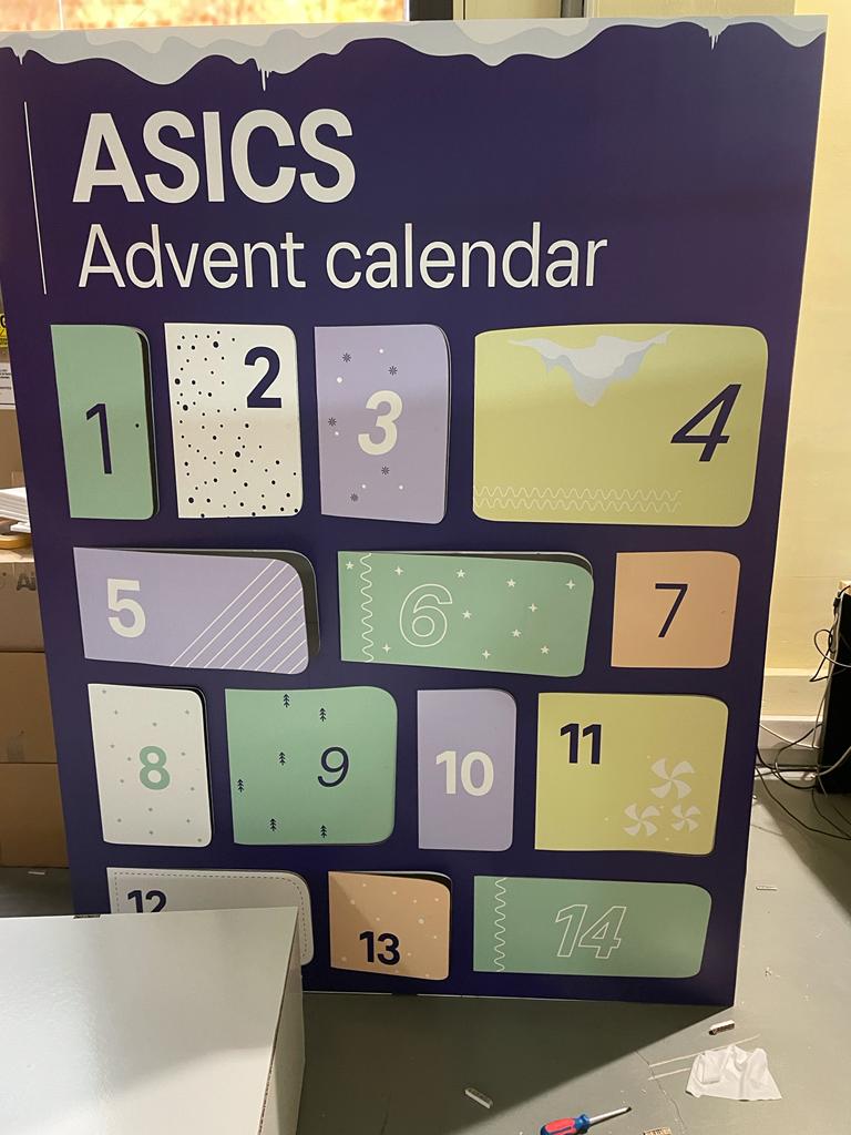 Campaña de Navidad ASICS retail visual merchandising por Unical Graphic