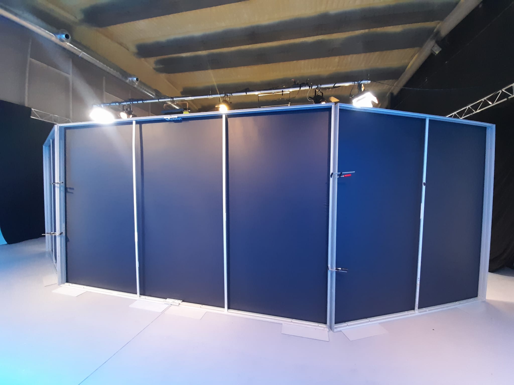 ASICS campaña Navidad PLV y decoración retail