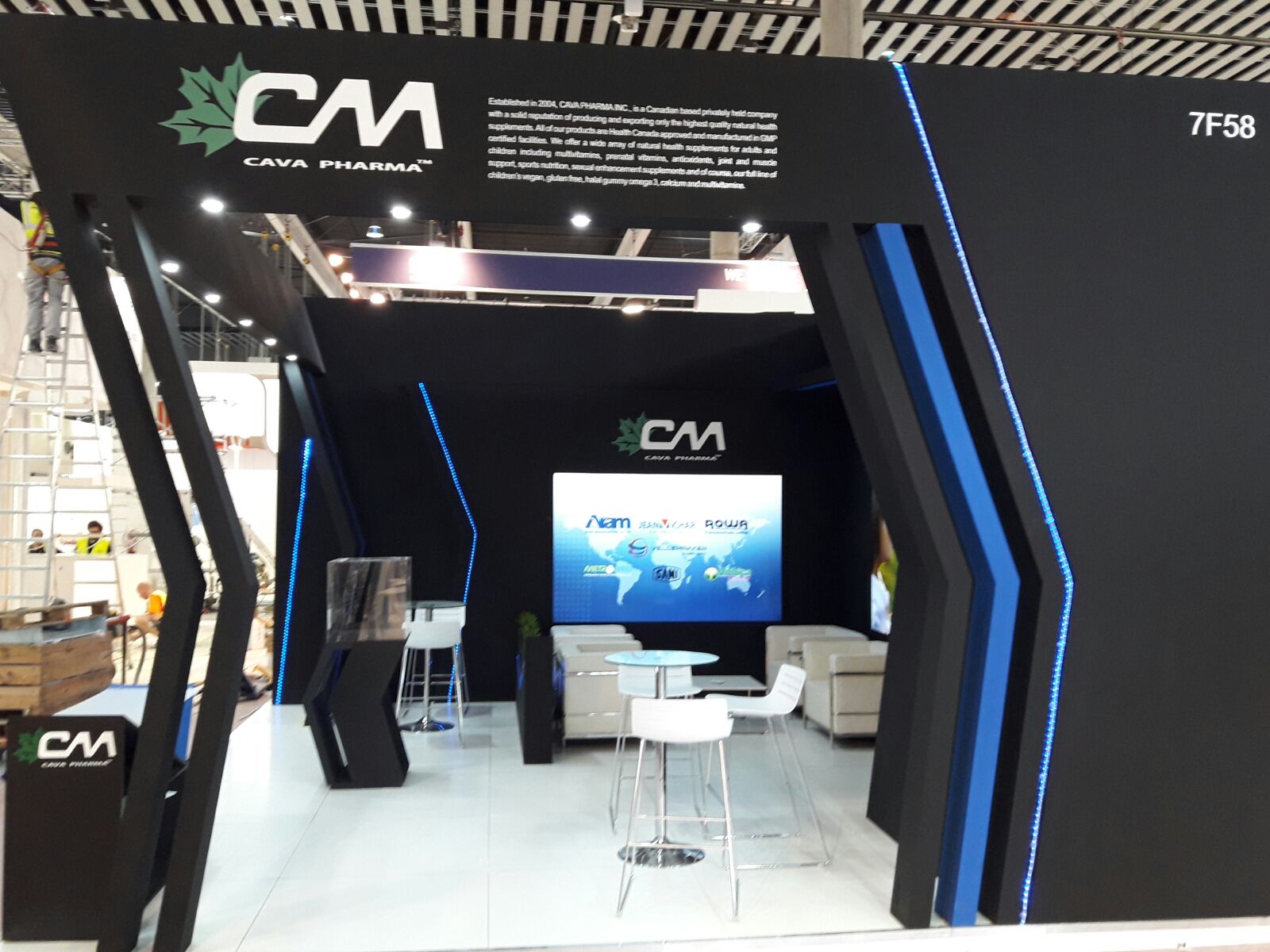 Entrada stand Cava Pharma con estructura angular negra y LED azul