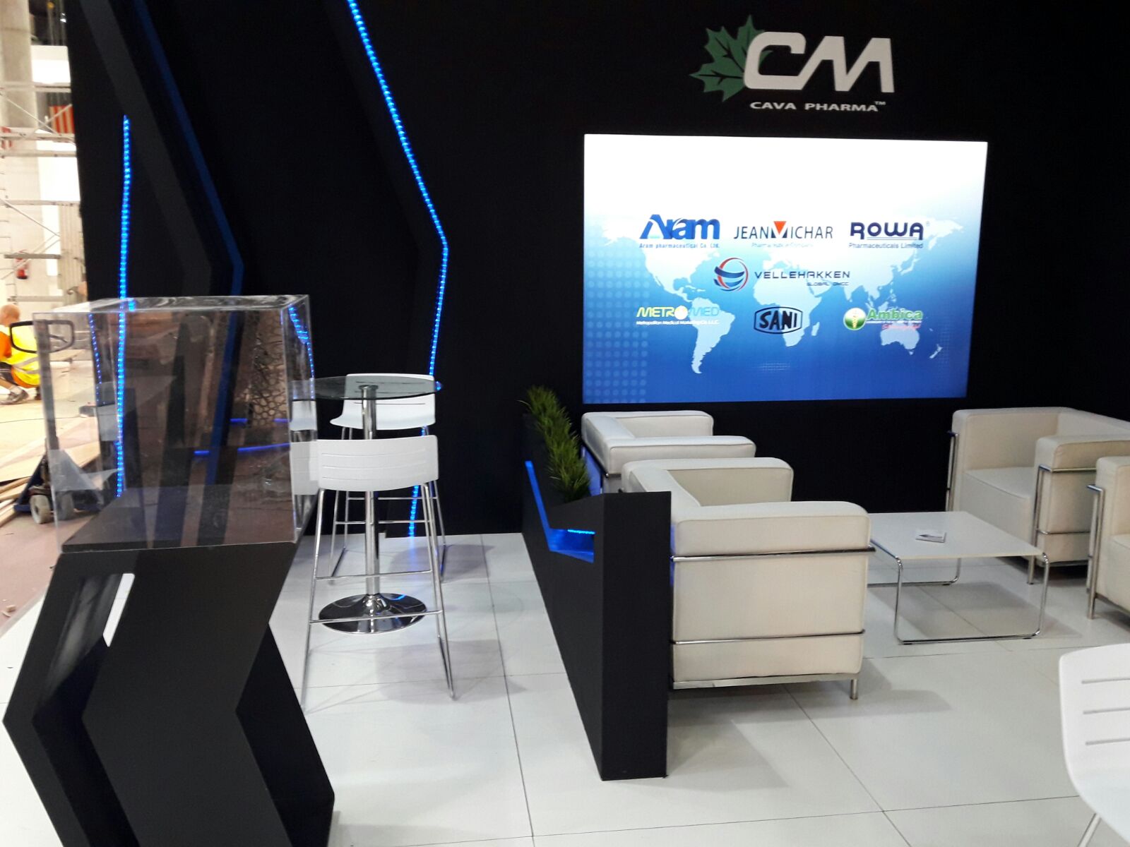 Interior stand Cava Pharma con zona lounge y pantallas retroiluminadas