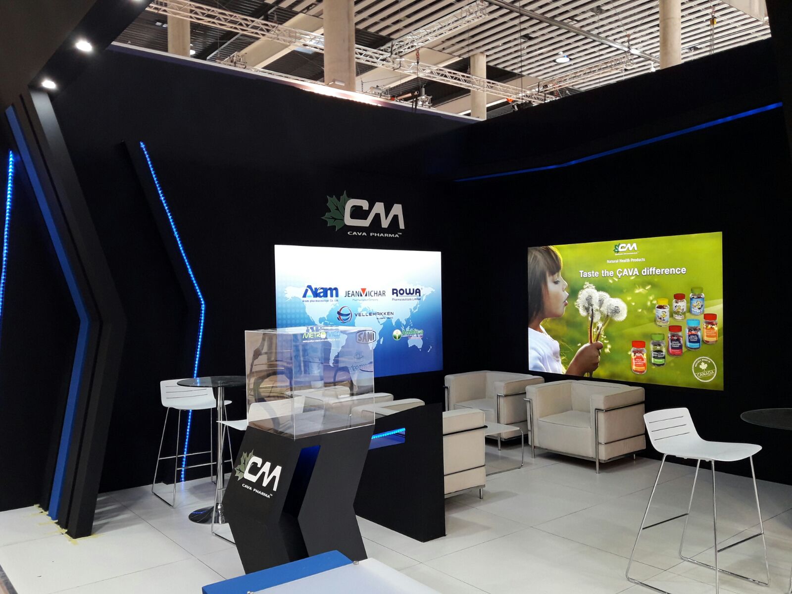 Vista lateral interior stand Cava Pharma con pantallas y mobiliario