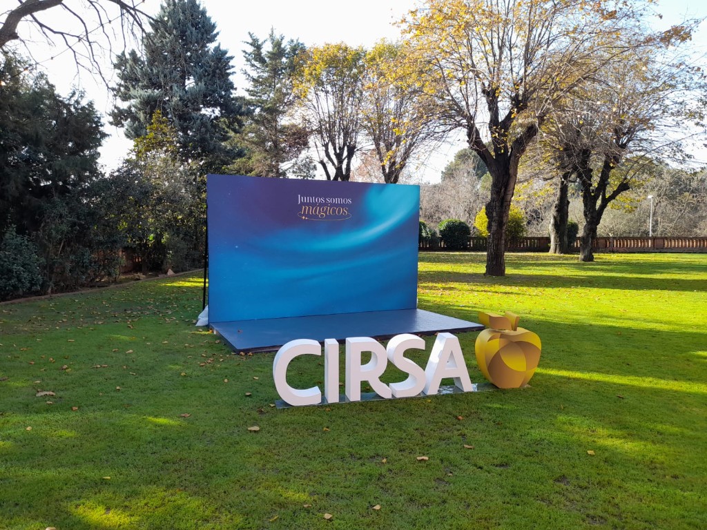 Letras corpóreas CIRSA y fondo escenográfico en evento exterior corporativo