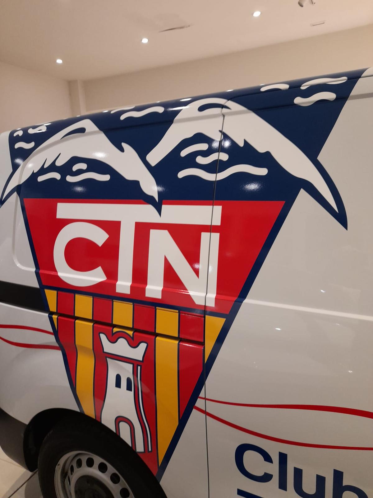 Detalle del escudo CTN en gran formato sobre lateral de furgoneta