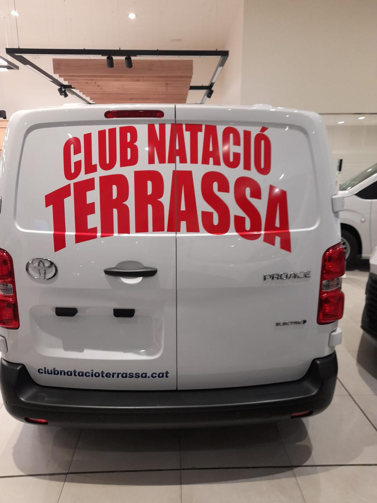 Puertas traseras de furgoneta con Club Natació Terrassa en grandes letras rojas