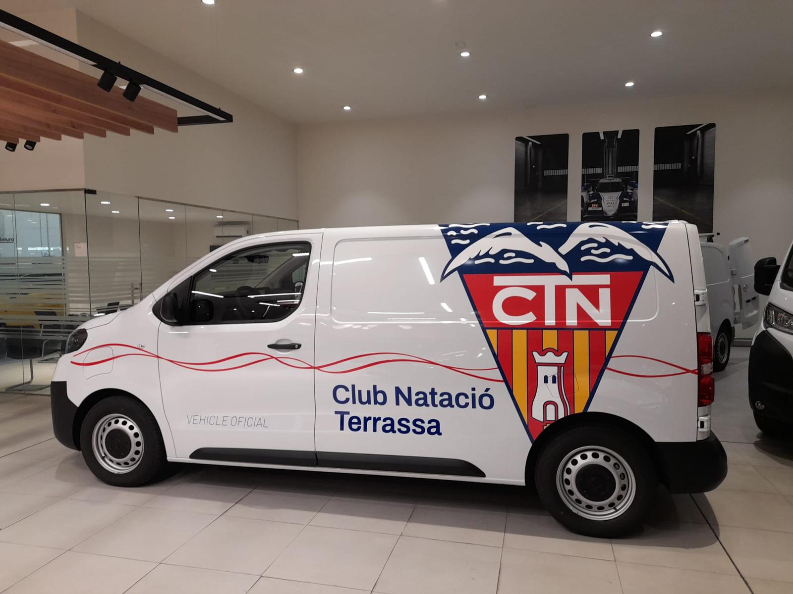 Vista lateral completa de furgoneta oficial Club Natació Terrassa en concesionario