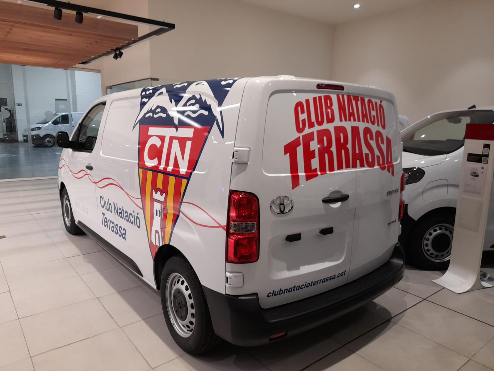 Vista trasera 3/4 de furgoneta CTN con escudo y texto corporativo