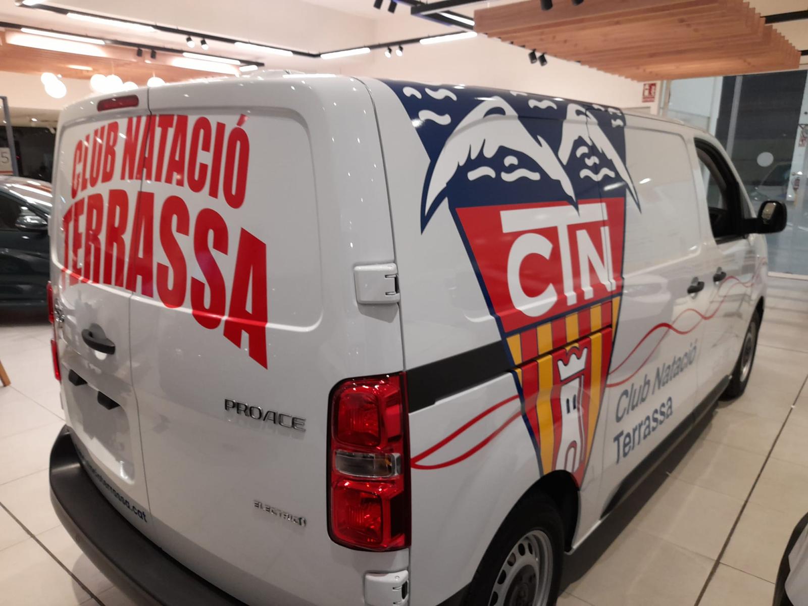 Segunda furgoneta Toyota Proace Club Natació Terrassa con rotulación completa