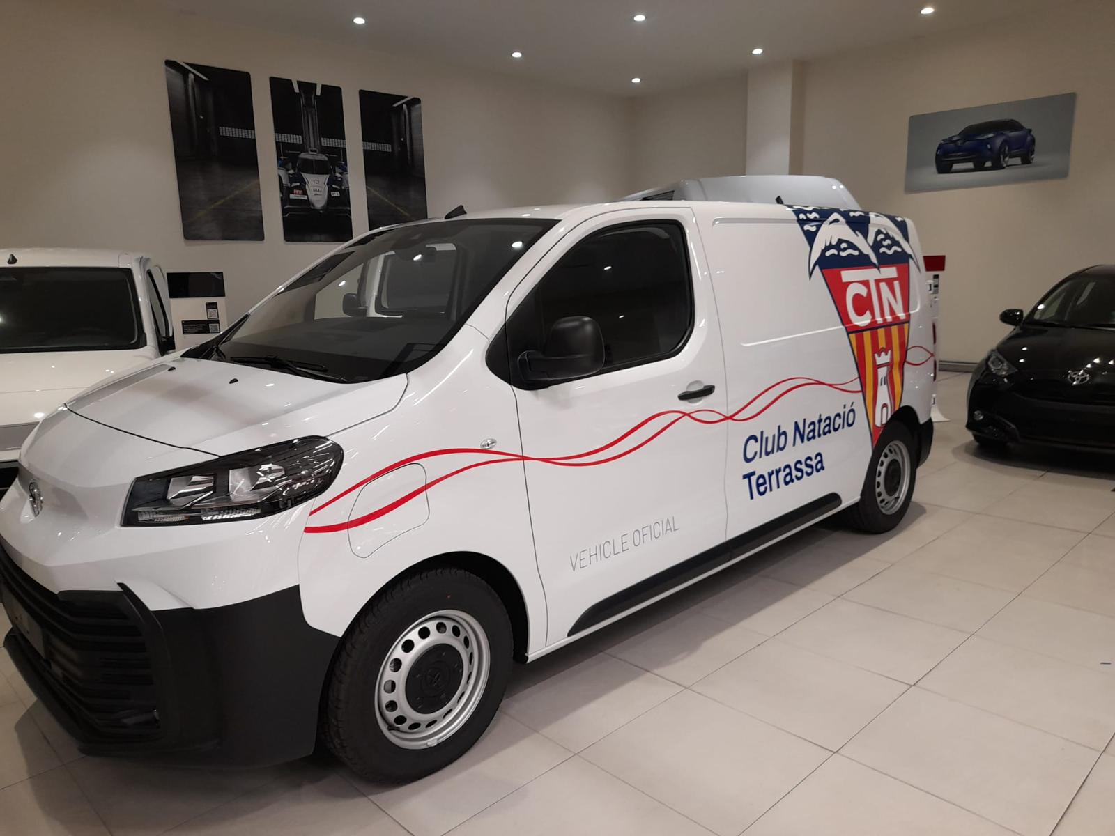 Furgoneta Toyota Proace Electric del Club Natació Terrassa con rotulación integral de flota y escudo CTN en gran formato