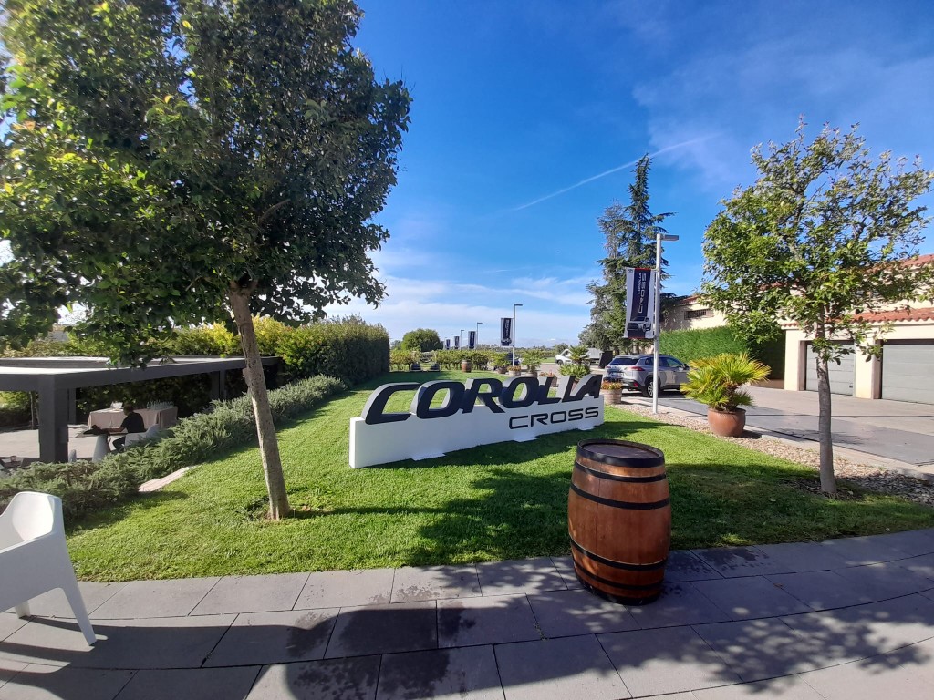 Letras corpóreas Corolla Cross instaladas en césped durante evento de automoción