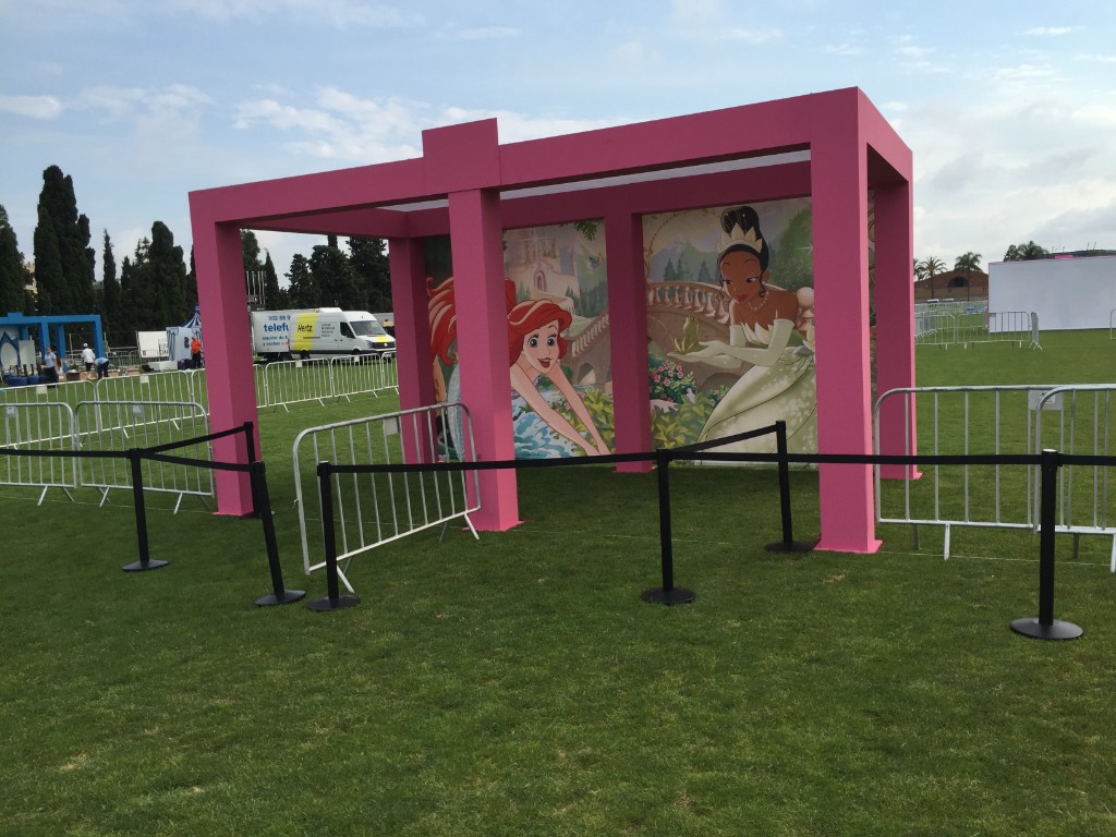 Estructura rosa de Disney Princess instalada en zona de activación exterior