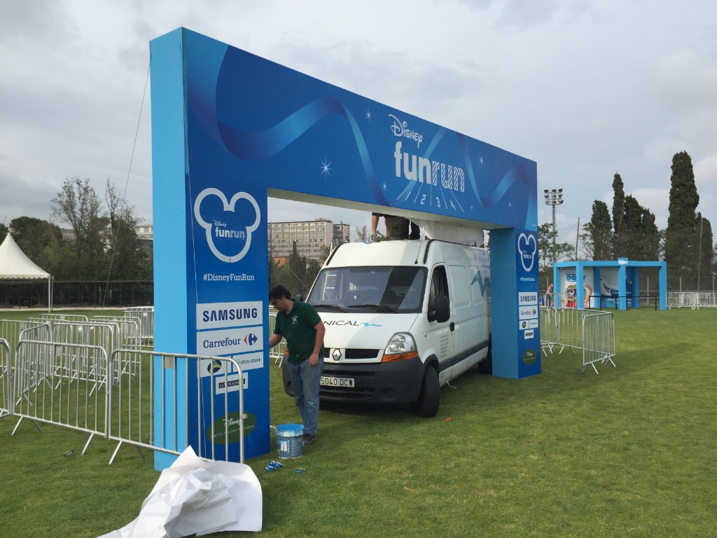 Arco principal Disney Fun Run con patrocinadores y branding de evento