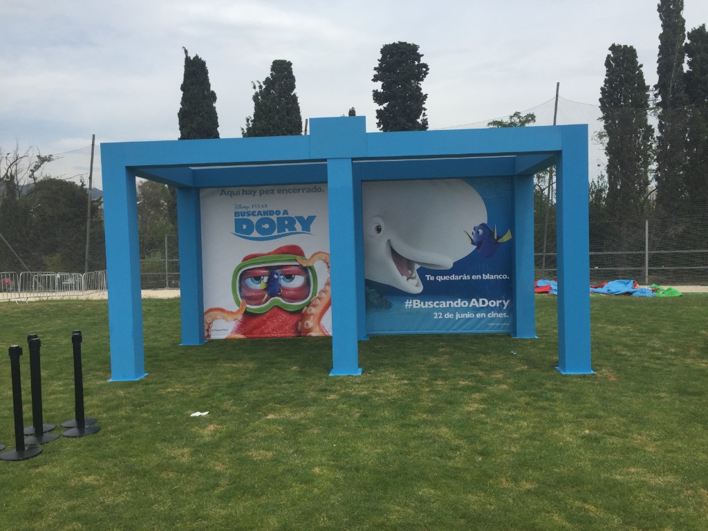 Espacio temático Buscando a Dory con gráfica promocional de película
