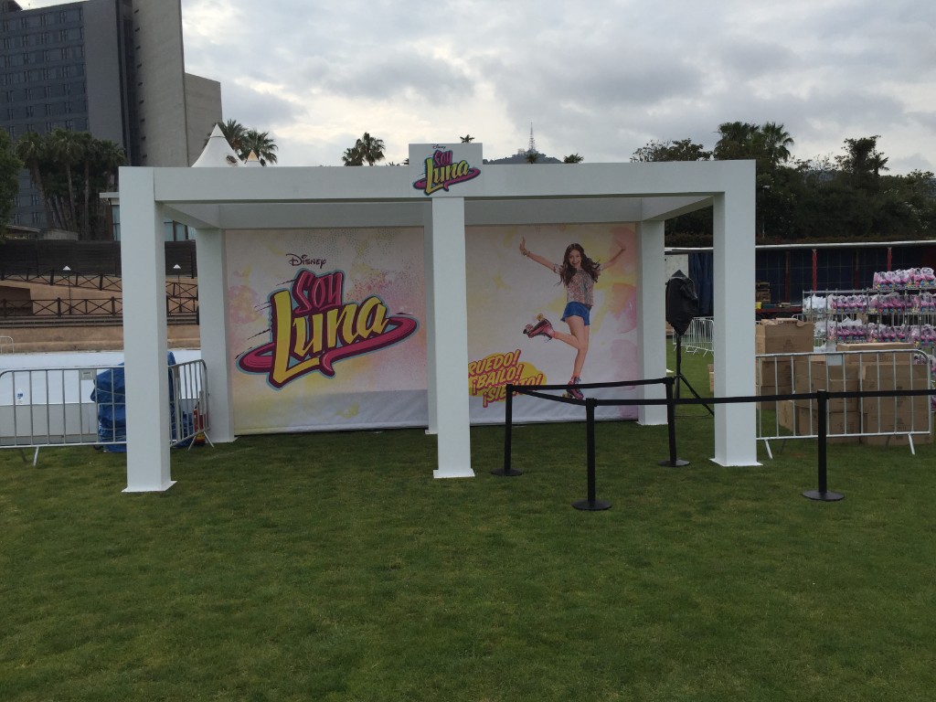 Activación exterior de Soy Luna con paneles gráficos de gran formato