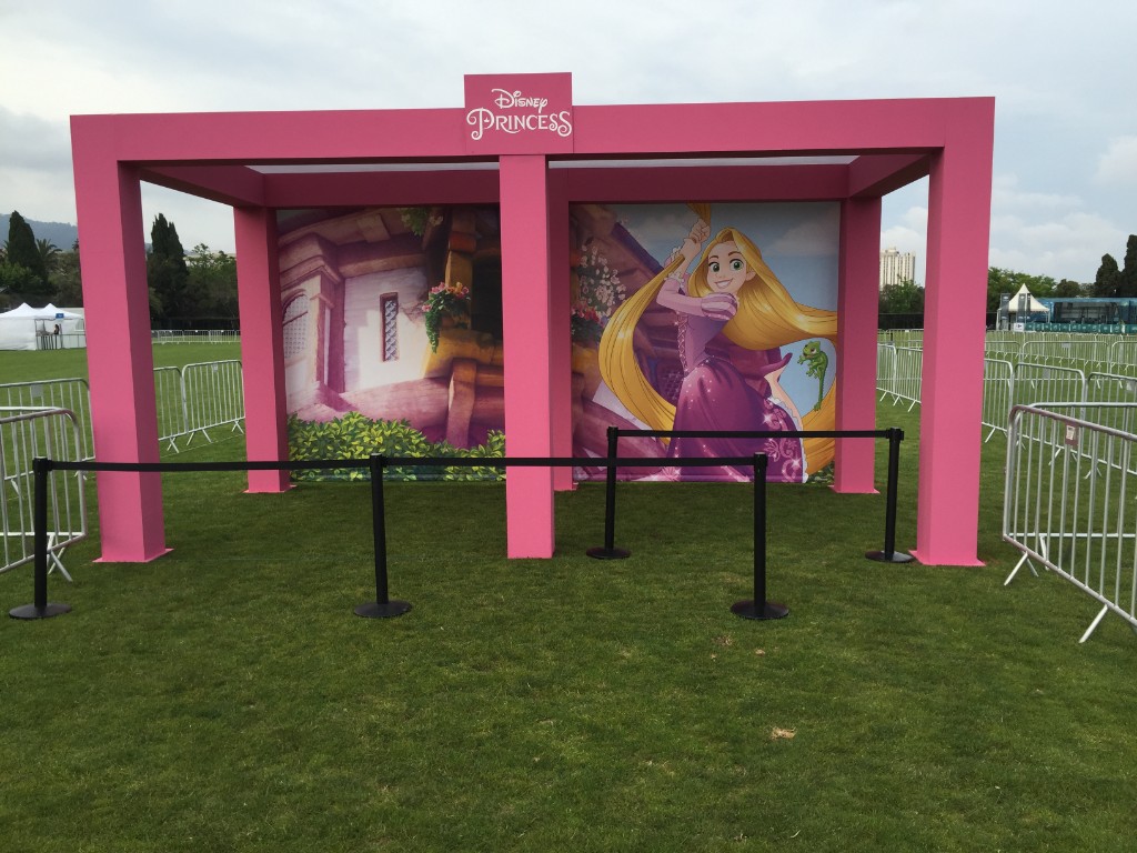Estructura Disney Princess en evento familiar al aire libre