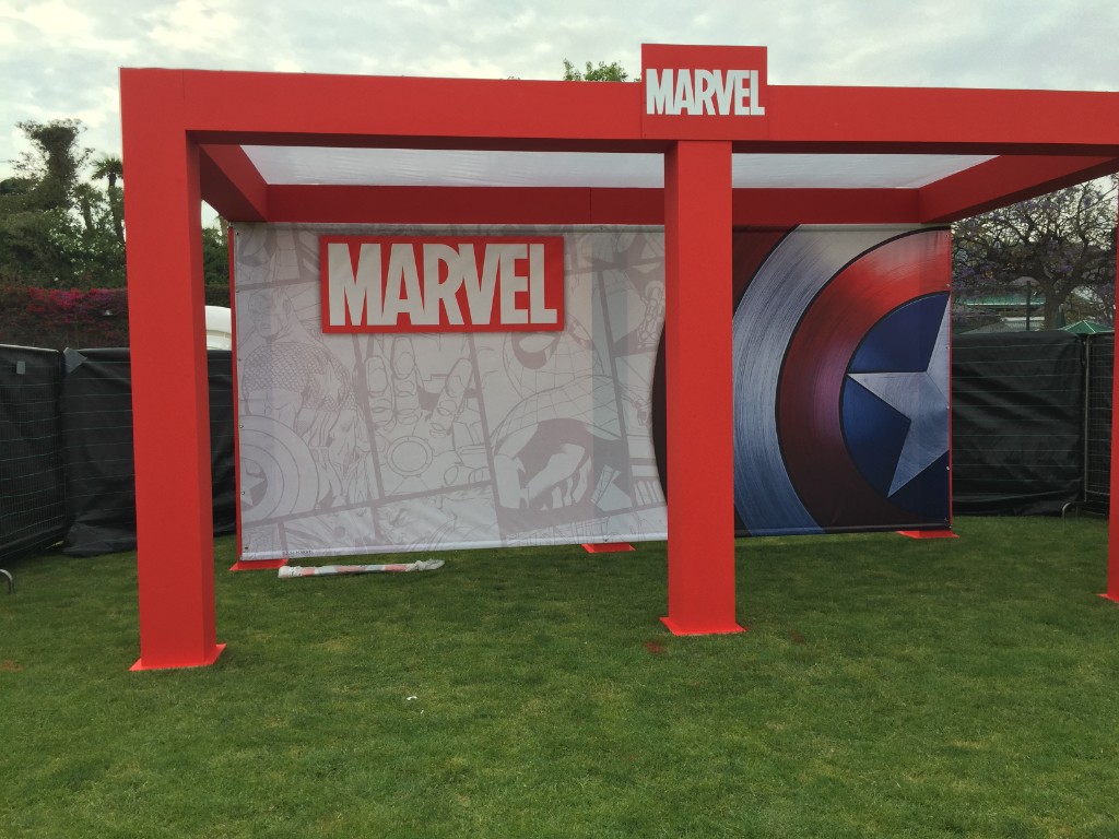 Espacio promocional Marvel con estructura roja y fondos gráficos de franquicia