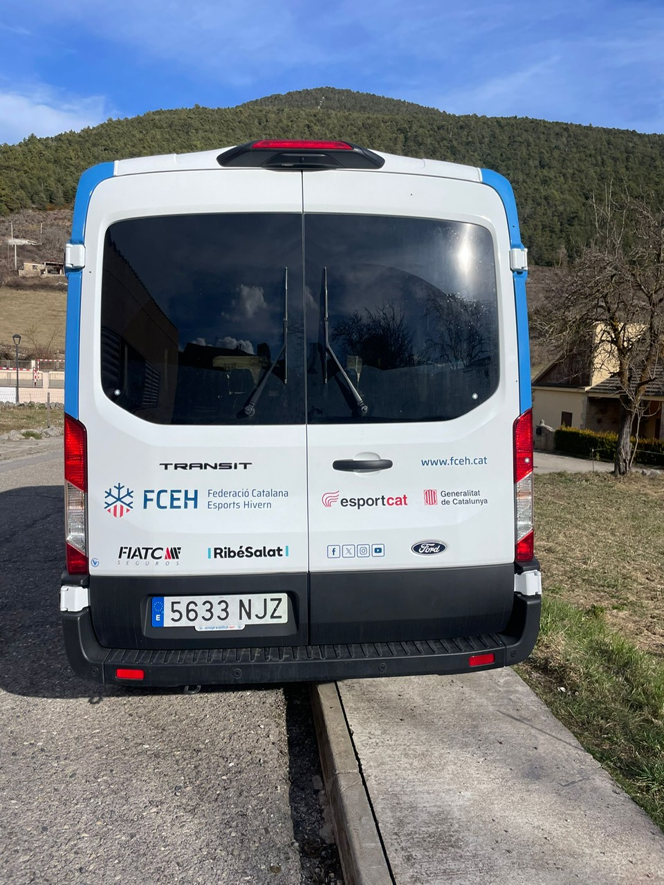 Parte trasera Ford Transit FCEH con logos Federació Catalana d'Esports d'Hivern, Generalitat de Catalunya y patrocinadores