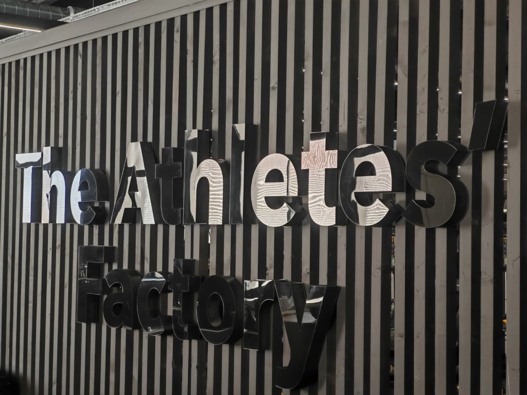 Detalle lateral de letras corpóreas TheAthlete's Factory en estructura vertical