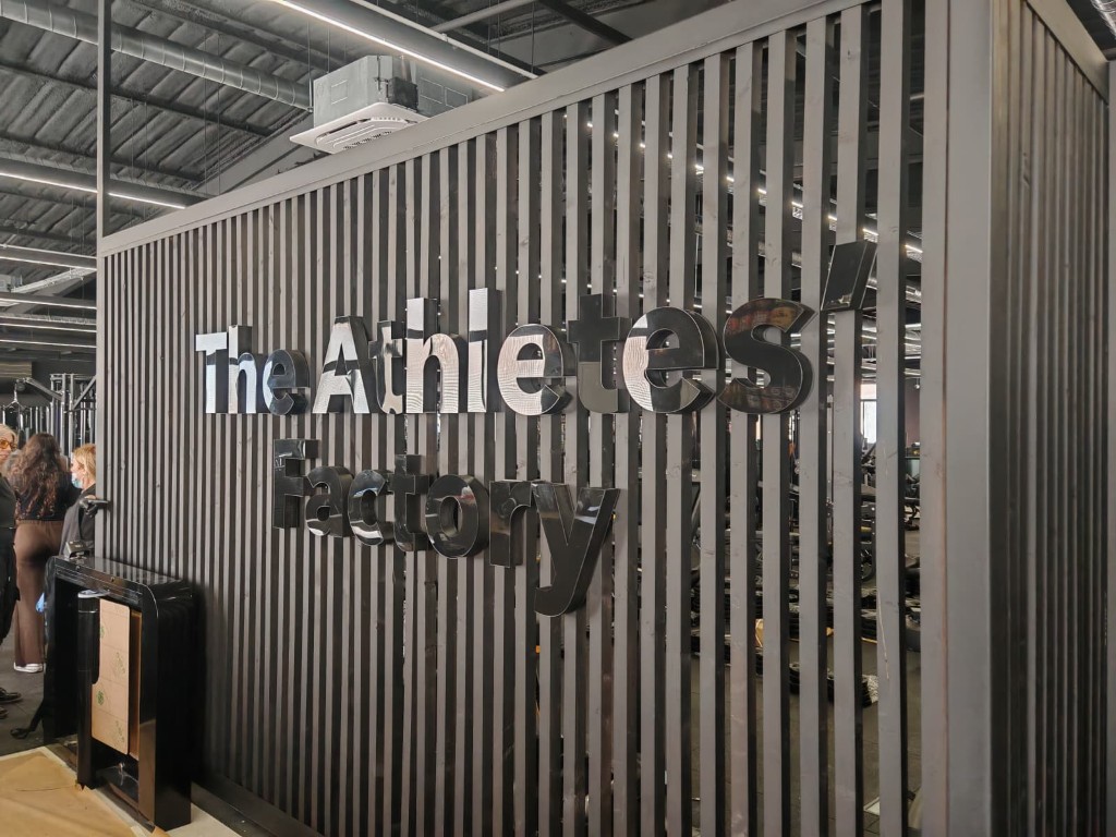 Vista angular de rótulo interior de marca en zona de entrenamiento Fibra Max