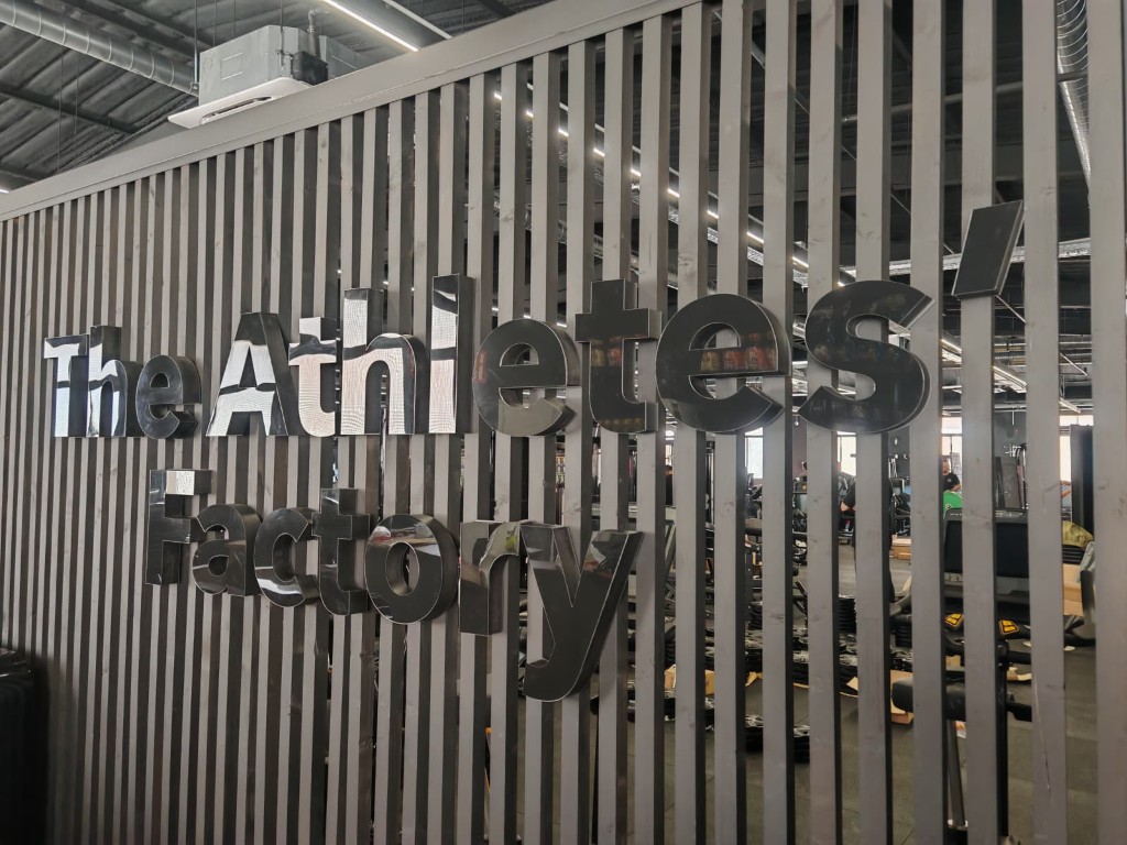 Señalética corpórea interior instalada sobre lamas en club fitness