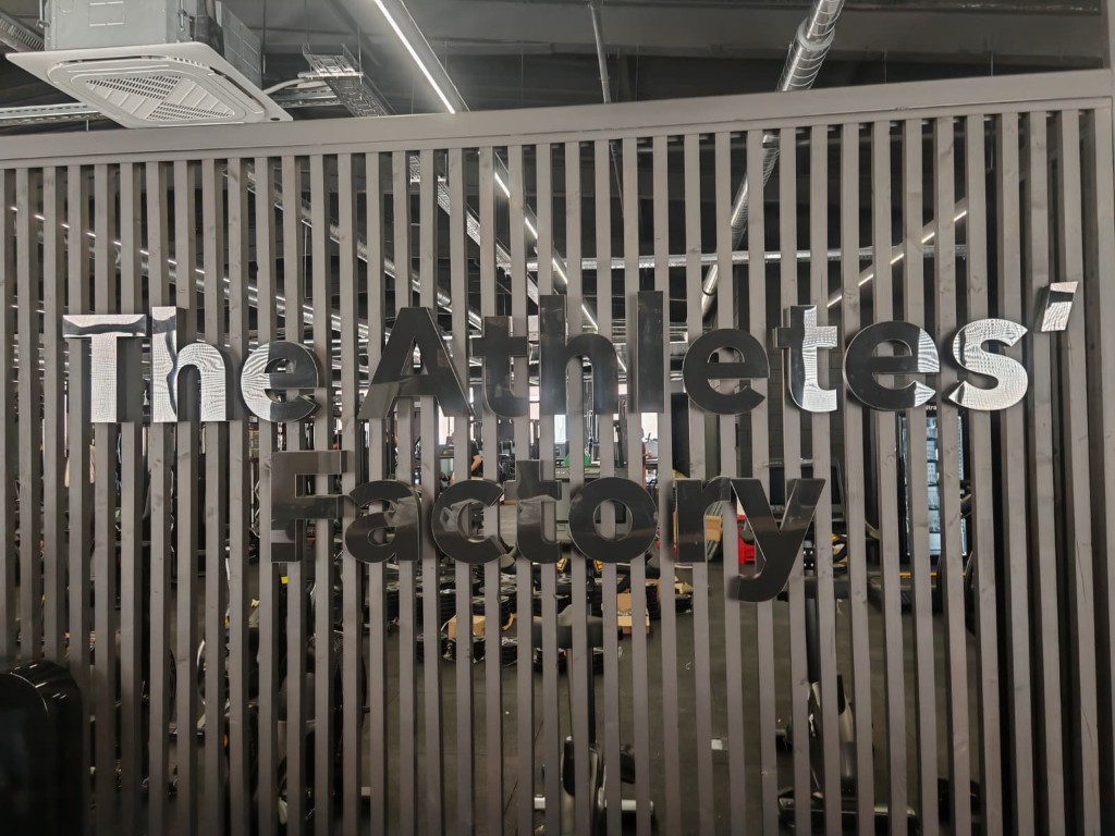 Letras corpóreas TheAthlete's Factory instaladas en interior de gimnasio Fibra Max
