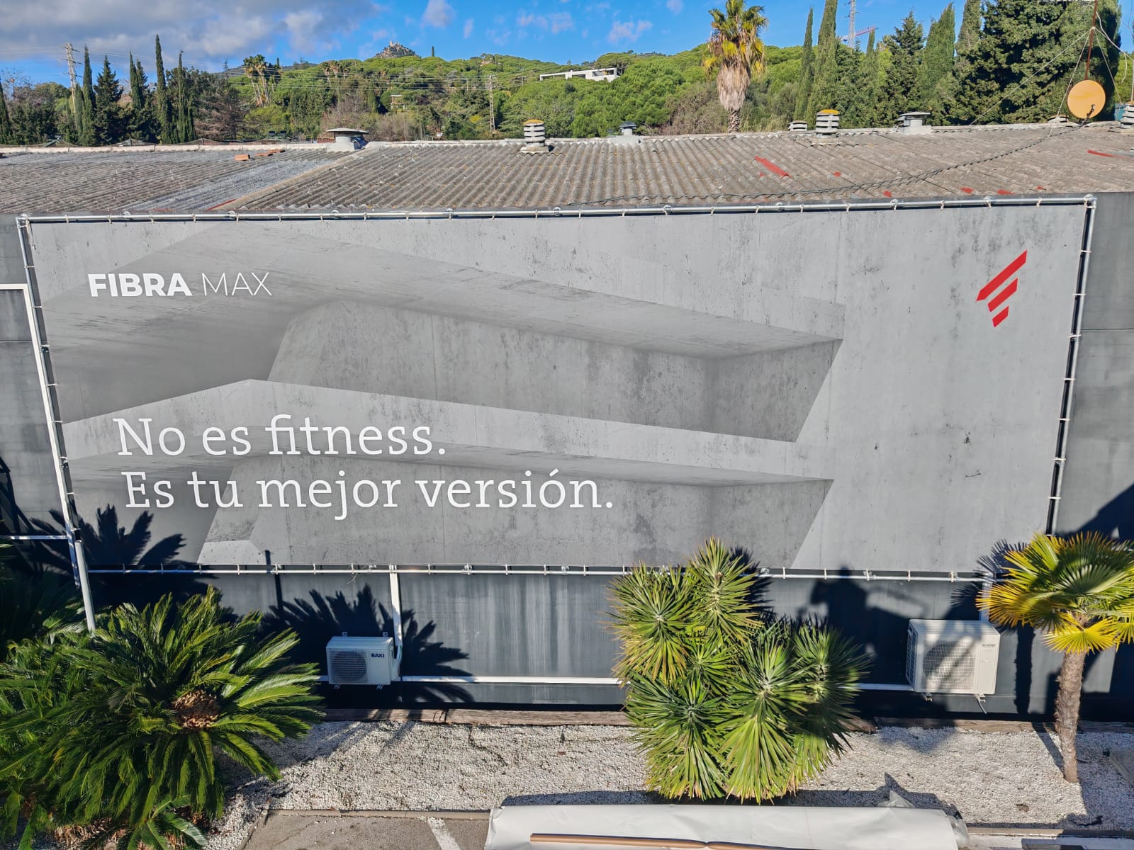 Lona publicitaria de gran formato para gimnasio Fibra Max Cabrera instalada por Unical Graphic