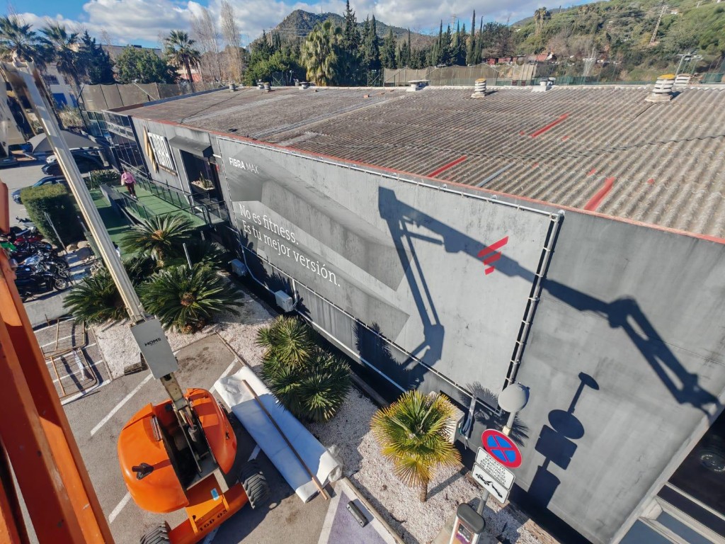 Vista aérea de instalación de lona publicitaria Fibra Max en Cabrera de Mar