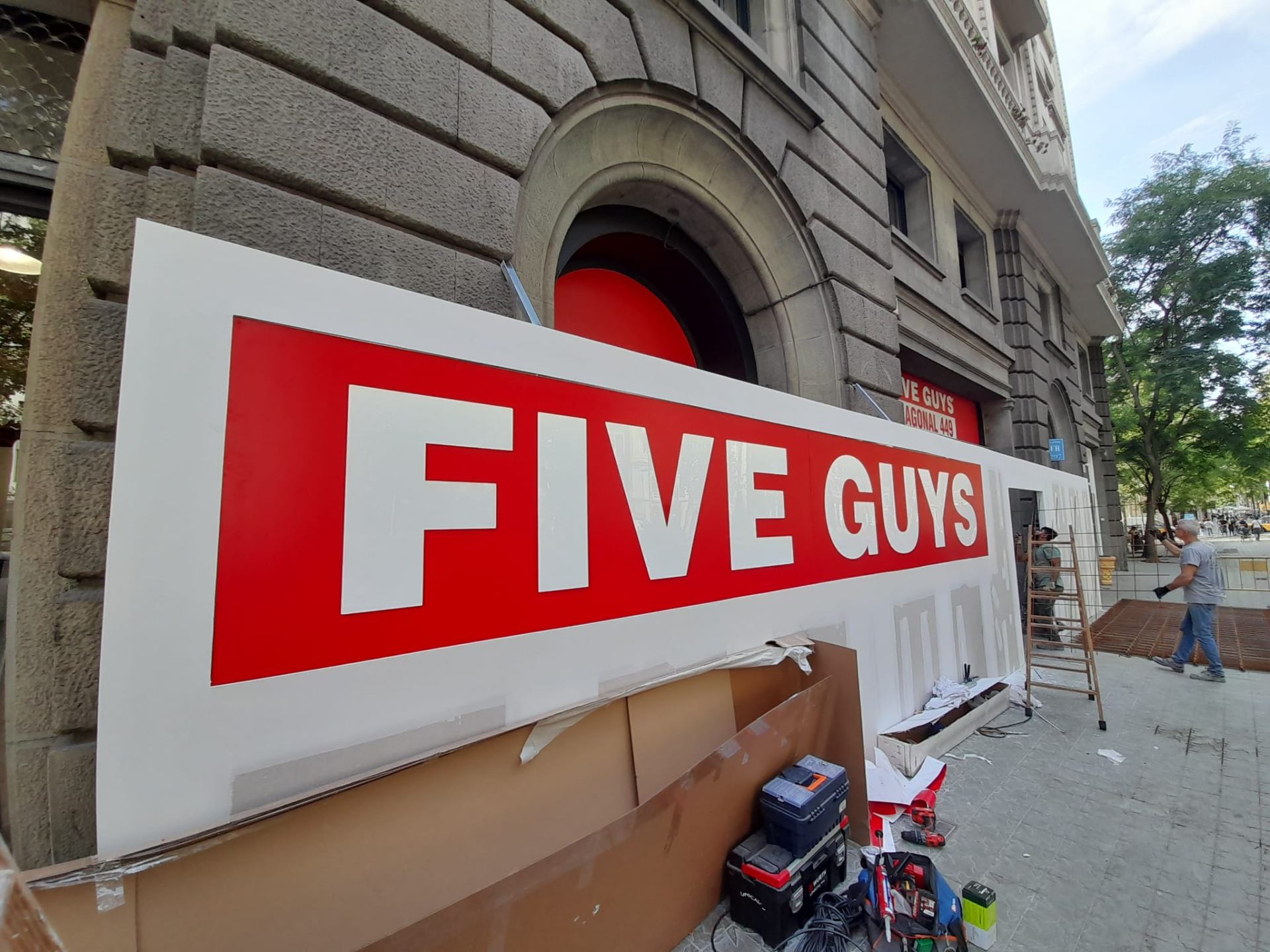 Rótulo corpóreo Five Guys Diagonal 449 Barcelona instalación letras 3D