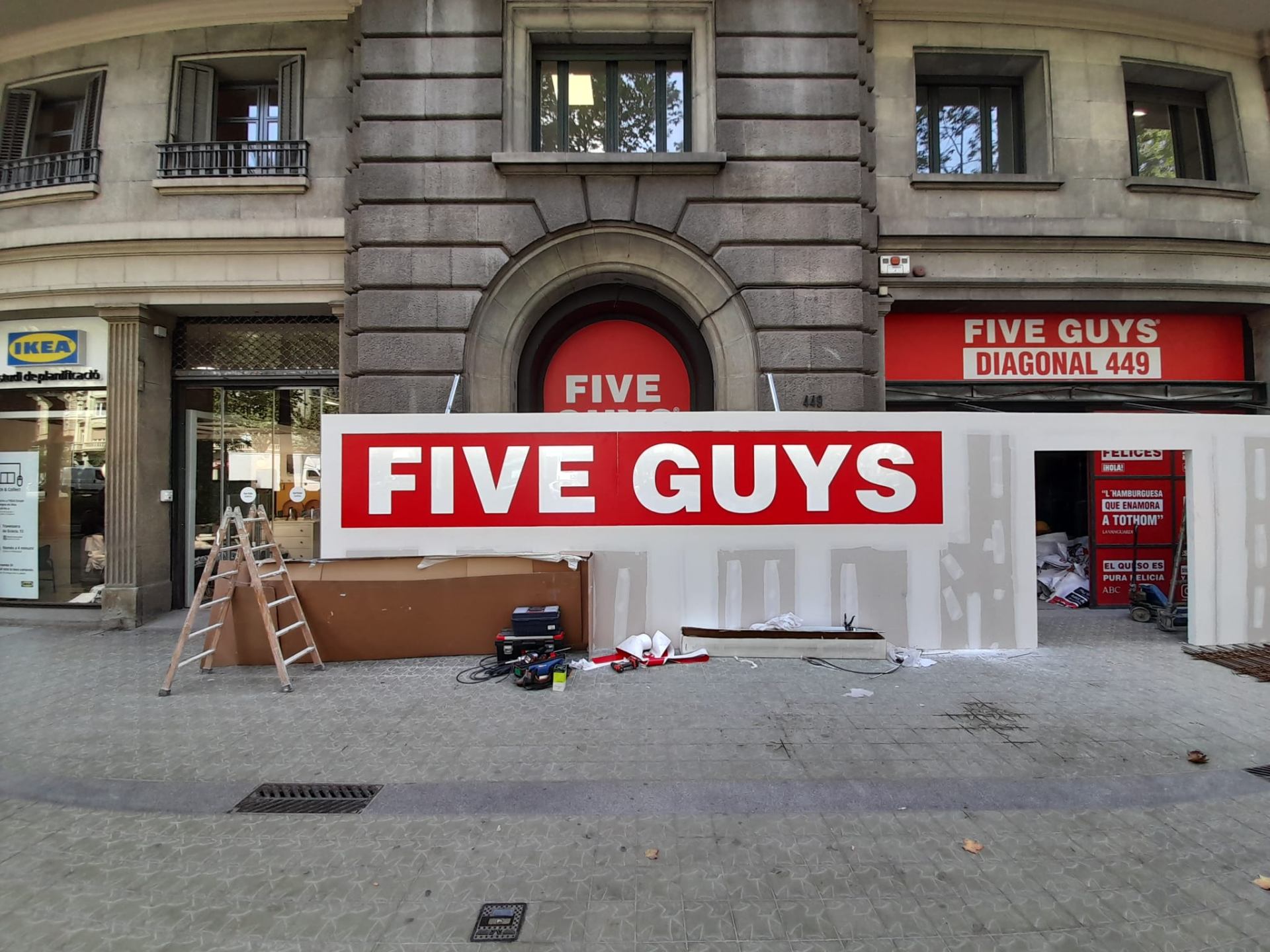 Rótulo Five Guys Diagonal Barcelona vista general fachada edificio histórico