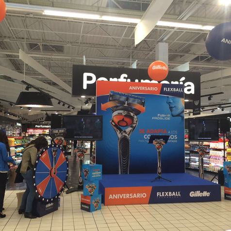 Expositor especial aniversario Gillette diseñado por Unical Graphic