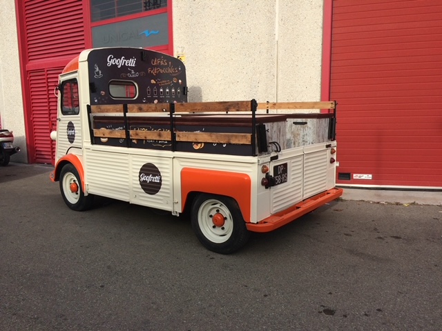 Vista trasera del food truck Goofretti con panel de menú cafés y frappuccinos efecto pizarra