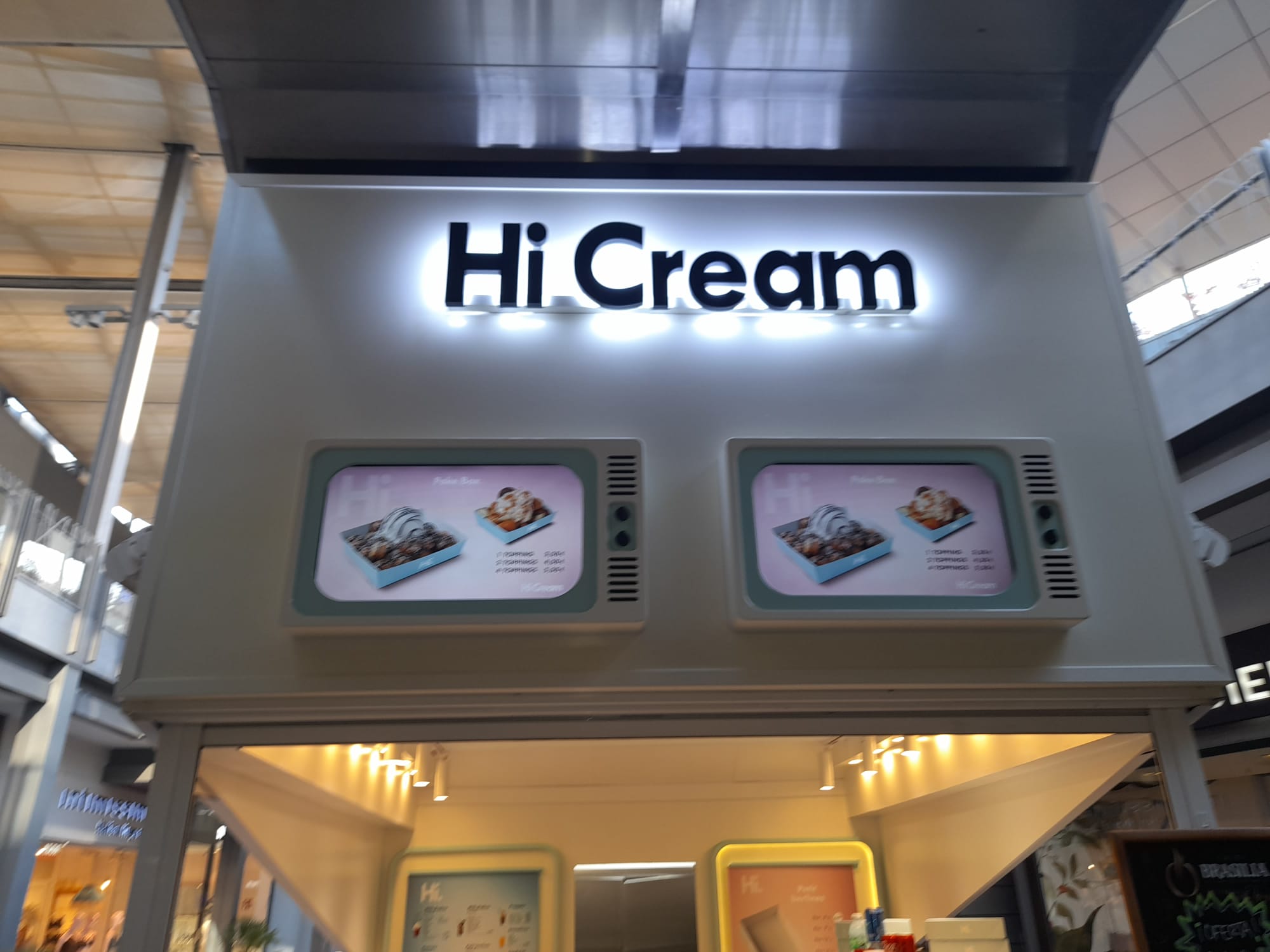 Rótulo retroiluminado Hi Cream en centro comercial Barcelona