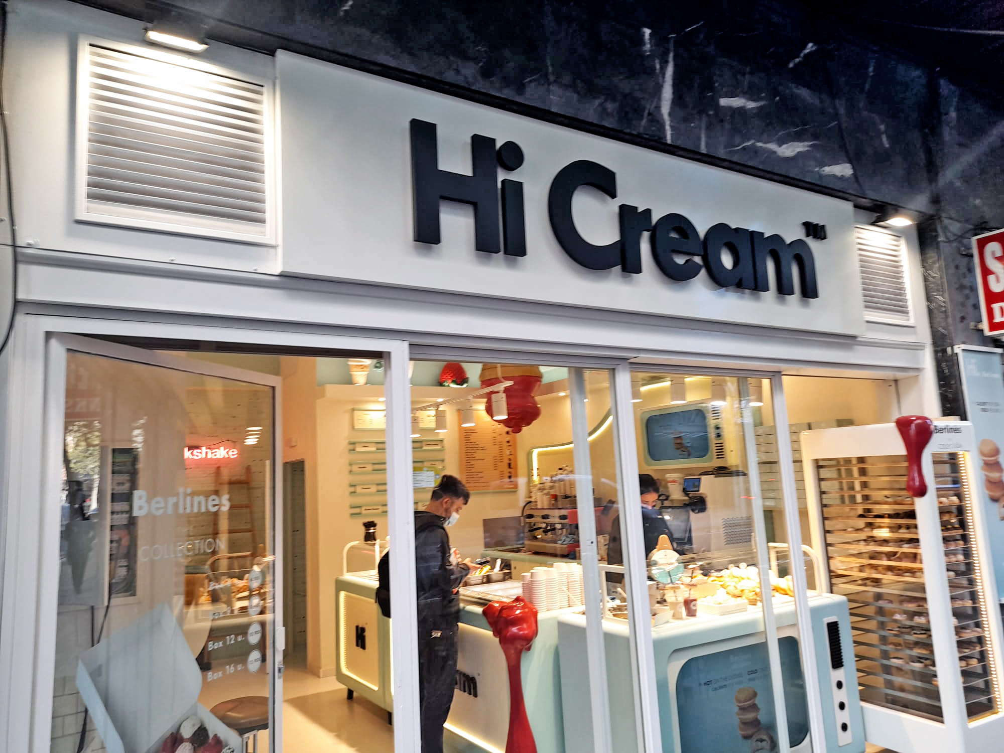 Fachada heladería Hi Cream con letras corpóreas 3D y rótulo retroiluminado instalado por Unical