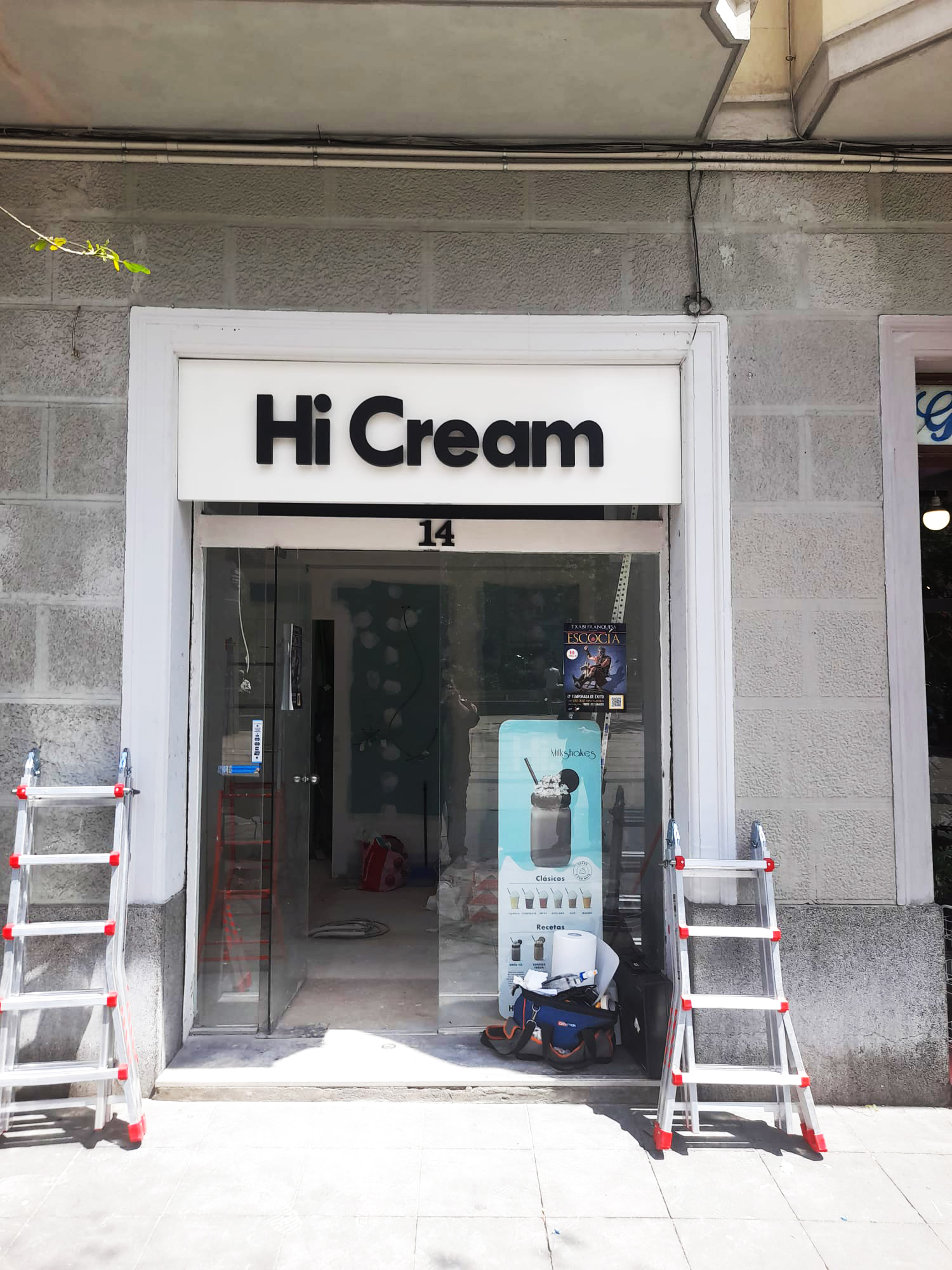 Instalación rótulo Hi Cream en local a pie de calle Barcelona