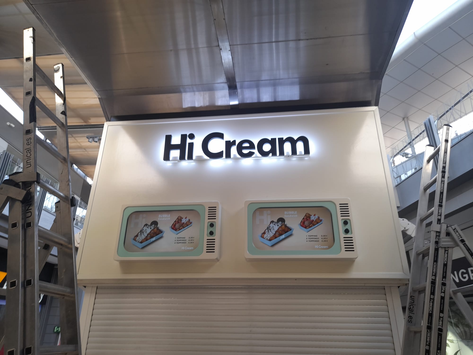 Señalética retroiluminada LED Hi Cream con banderolas digitales