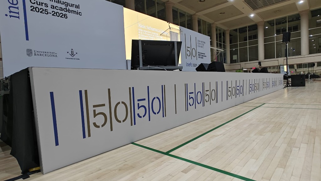 Escenario del acto inaugural INEFC con frontal gráfico del 50 aniversario