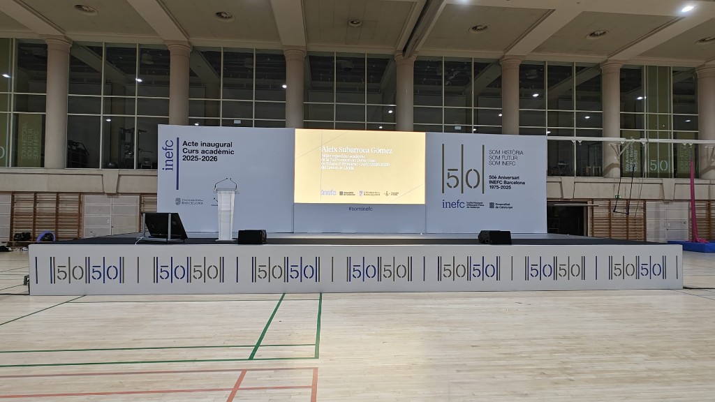 Vista general del escenario institucional del 50 aniversario en pabellón