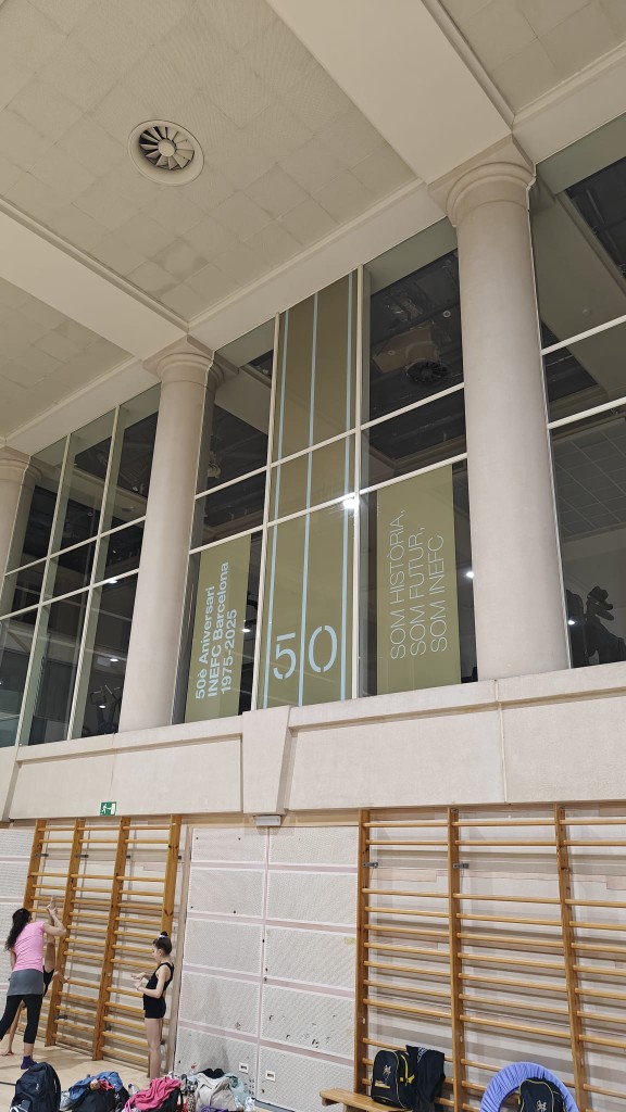 Aplicación gráfica de aniversario en paredes interiores del recinto deportivo