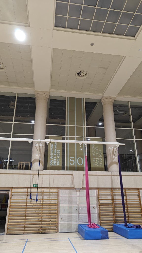 Gráfica interior vertical del 50 aniversario de INEFC Barcelona en pabellón de evento