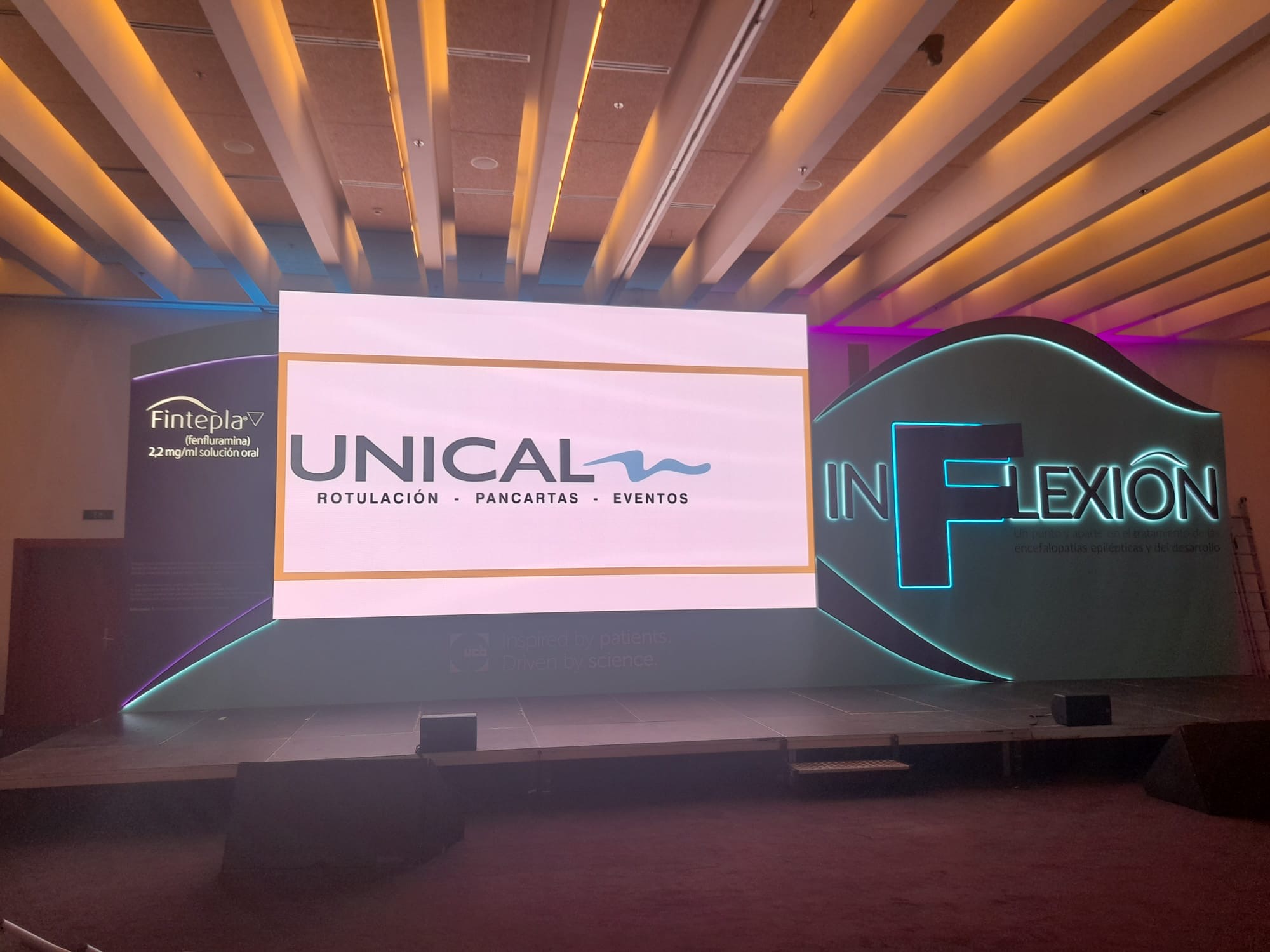 Escenario principal del evento INFLEXION con pantalla LED y escenografía Unical
